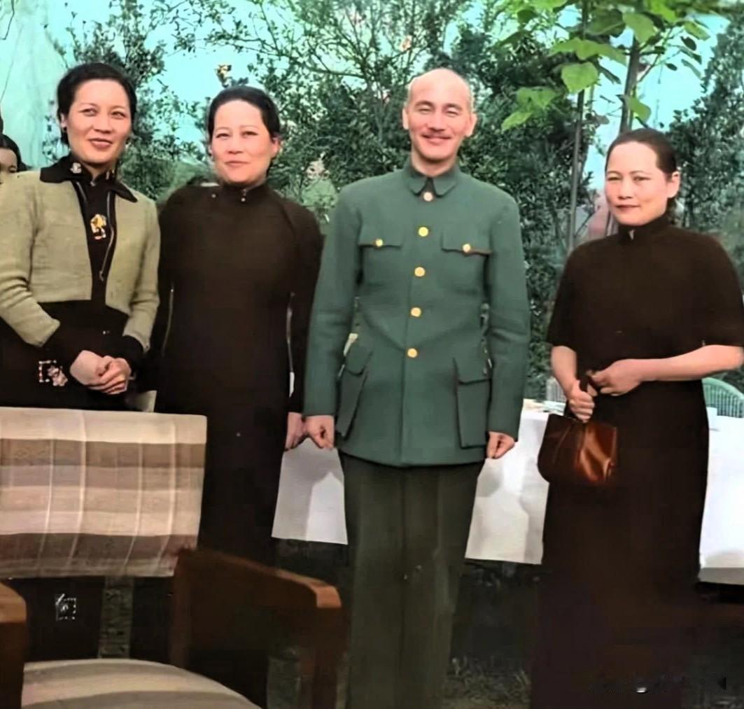 1942年3月重庆，宋氏三姐妹与蒋介石同框留影。彼时抗战艰难，重庆屡遭轰炸。世人