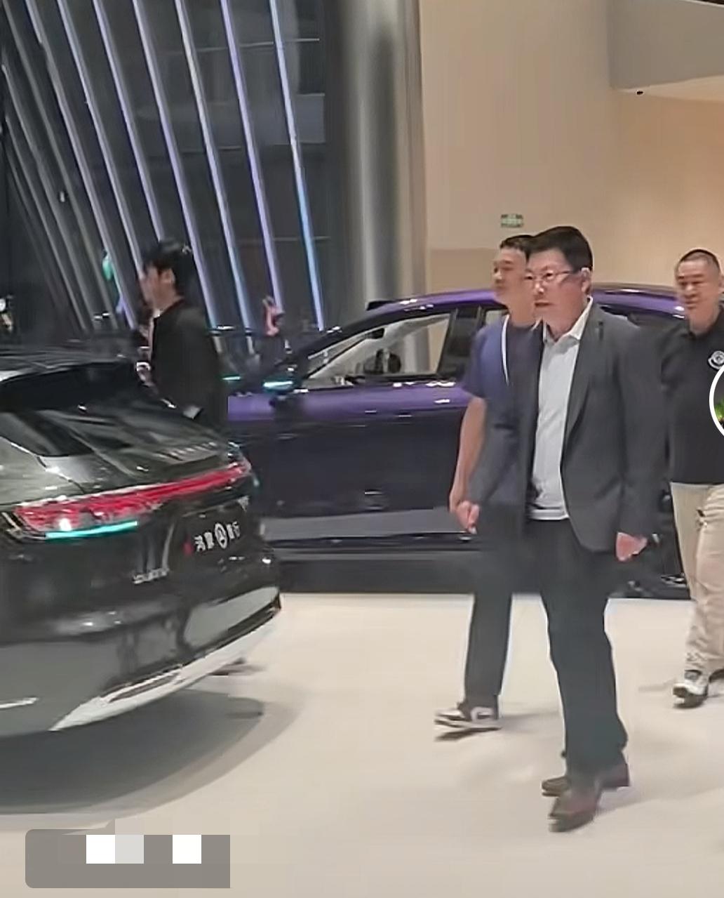 余承东现身西安华为门店7月21日晚，网友偶遇华为终端董事长余承东现身西安老城