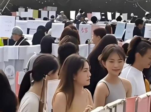 大龄剩男为什么不相亲了？据相关调查，深圳、南京、成都等中大城市相亲角，男女比例高