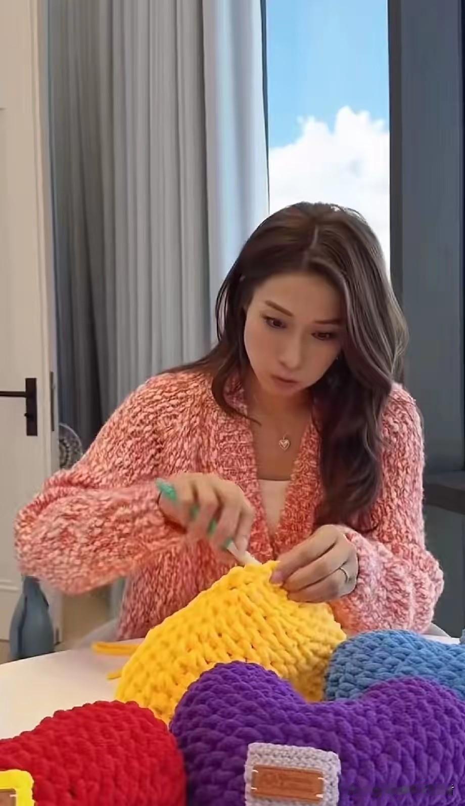 甘比真是有面子，开个针织店，明星，富太太们都要给面子去打卡。甘比也是乐此不疲的