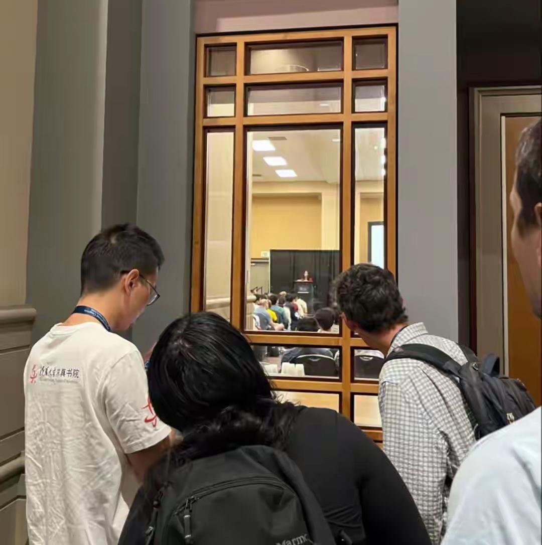 窗外背双肩包的这个人是王虹的博士导师拉里·古斯，这样的画面确实很特别而且让人感慨