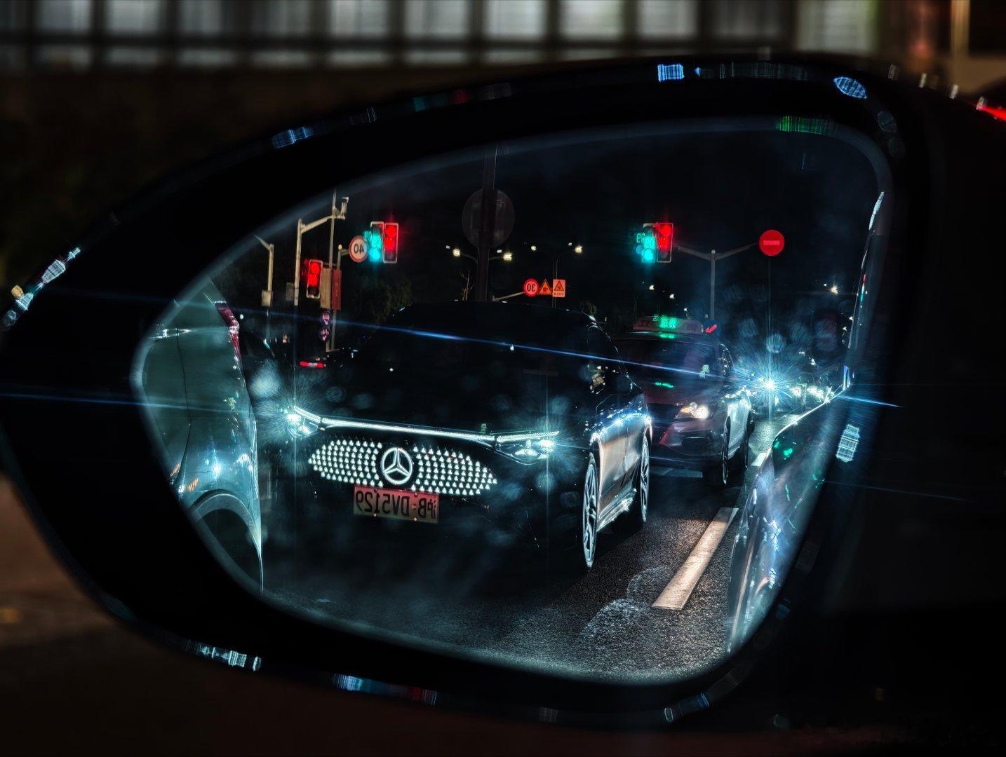 看到一辆奔驰CLA300L，质感相当好啊只能在等红灯的时候在反光镜里拍一张晚上