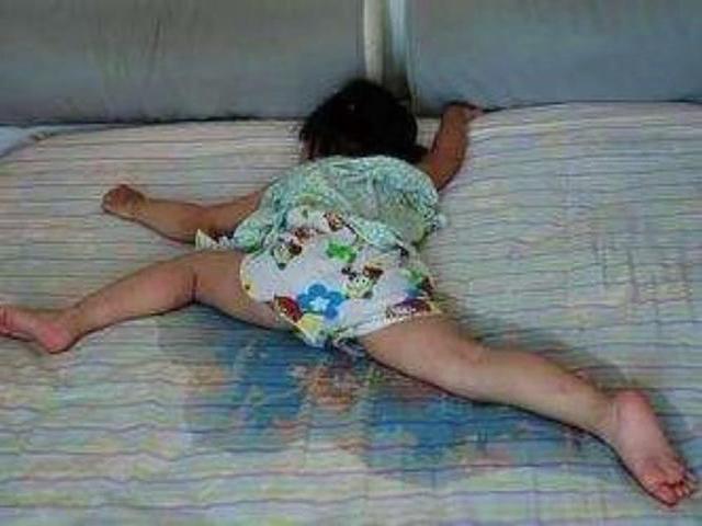 2岁孩子半夜不幸离开人世, 家里监控记录下孩子被“电”过程, 揪心