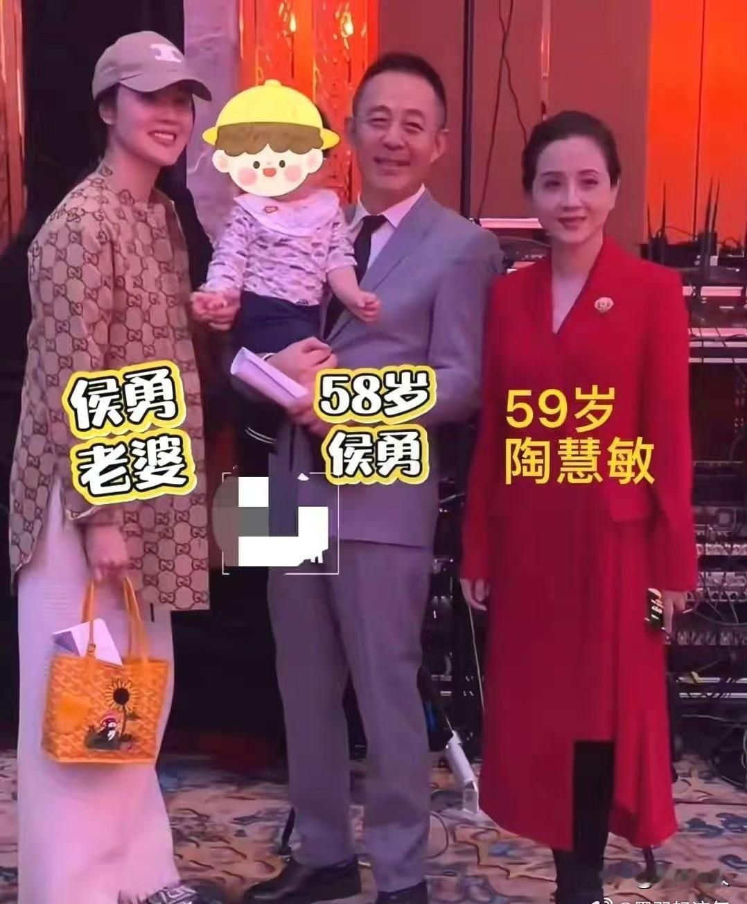 见过老来得子，但没见过这么让人羡慕的！58岁侯勇带着90后娇妻和小儿子露面，娇妻