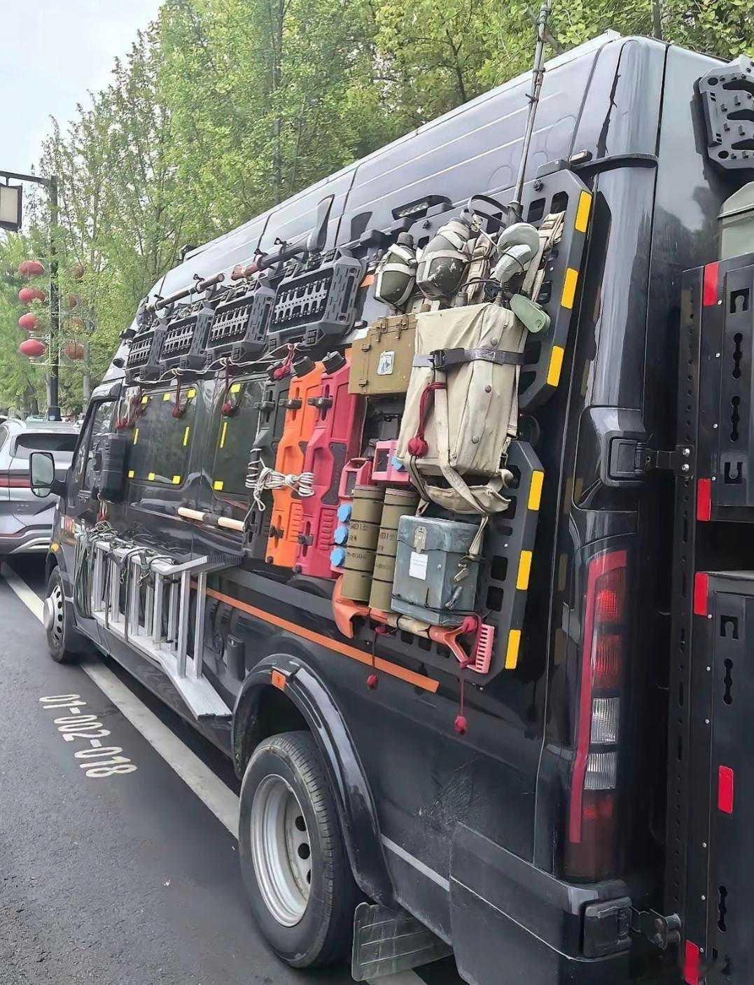 网友：这车看着真霸气，你们知道是什么车吗？