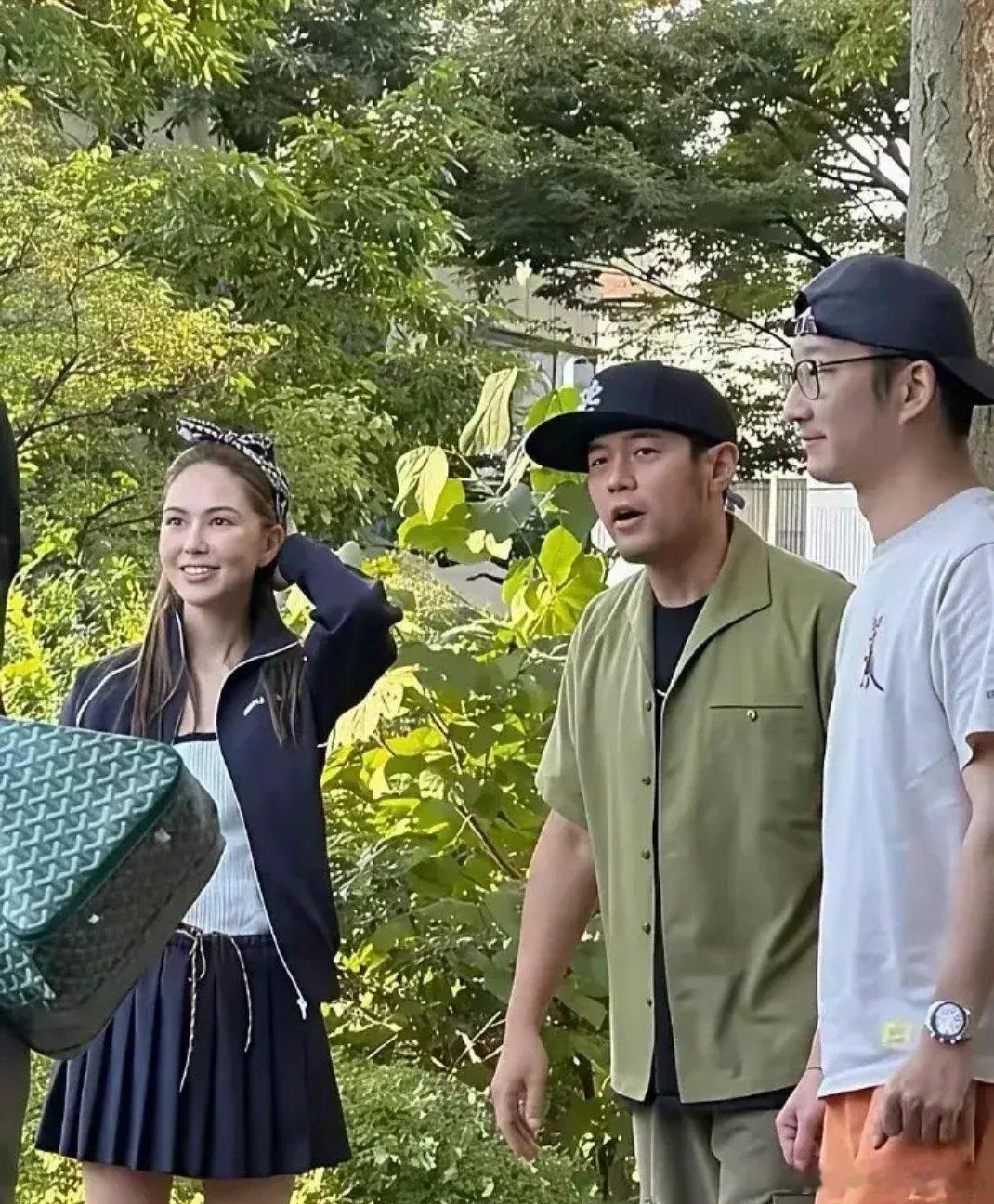 周杰伦现在是真的配不上昆凌了，俩人在一起好像大叔和女学生