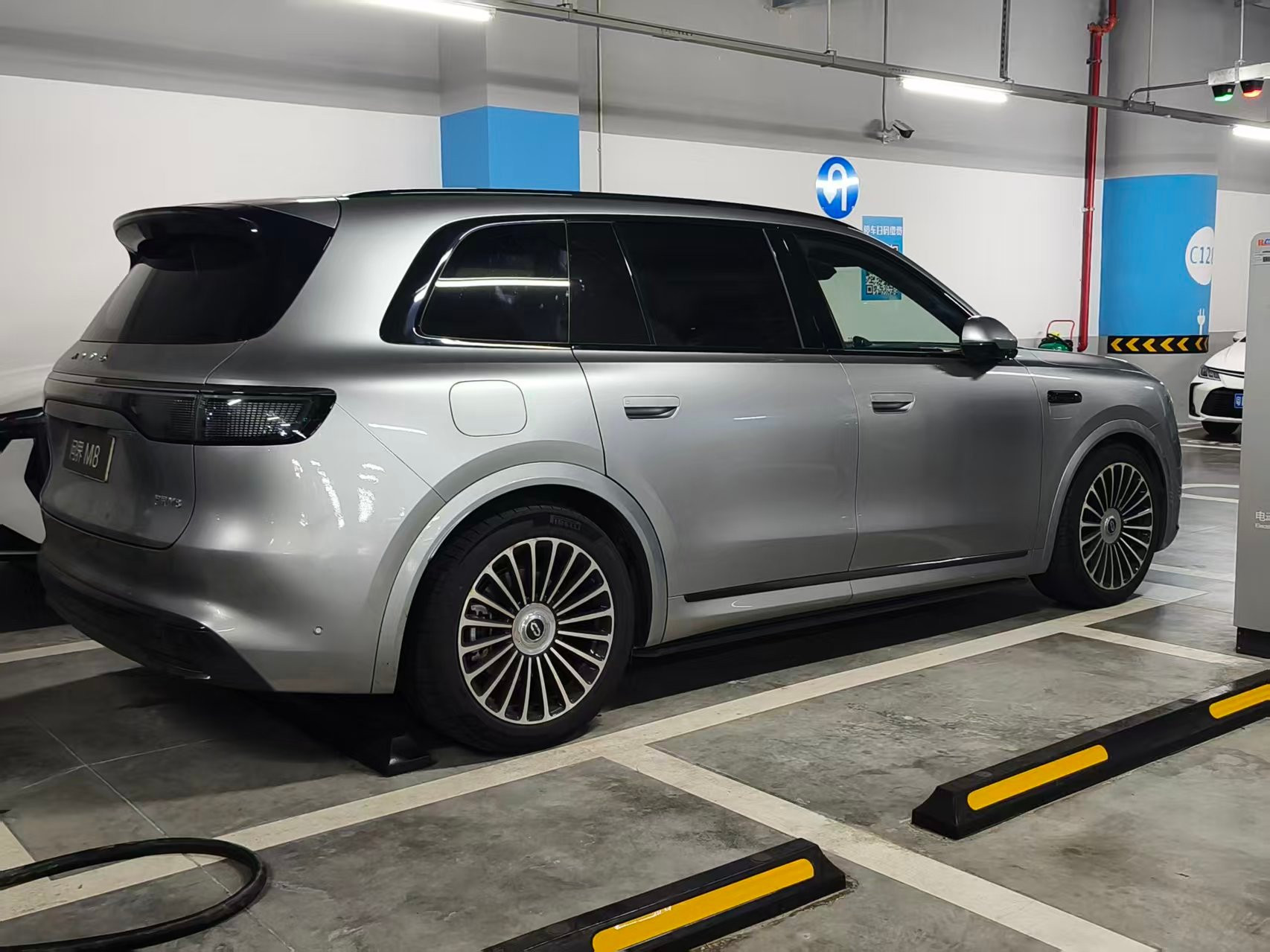 都说要找“六边形战士”，我觉得问界M8就是给中国家庭量身定制的那个。短短5个月交