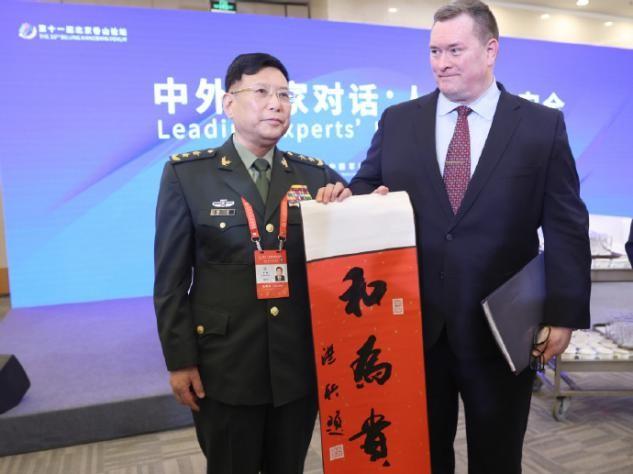 美国代表把话带到北京，特朗普比谁都明白，中美这一仗坚决不能打。乖乖服软，这次美国