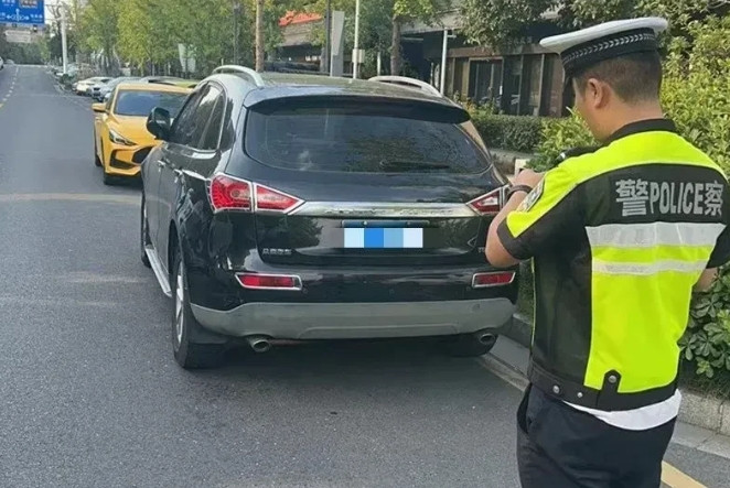 昨天碰到一个事儿交警在道路边贴条，一辆车已经贴了，车主着急忙慌下来，让交警通融