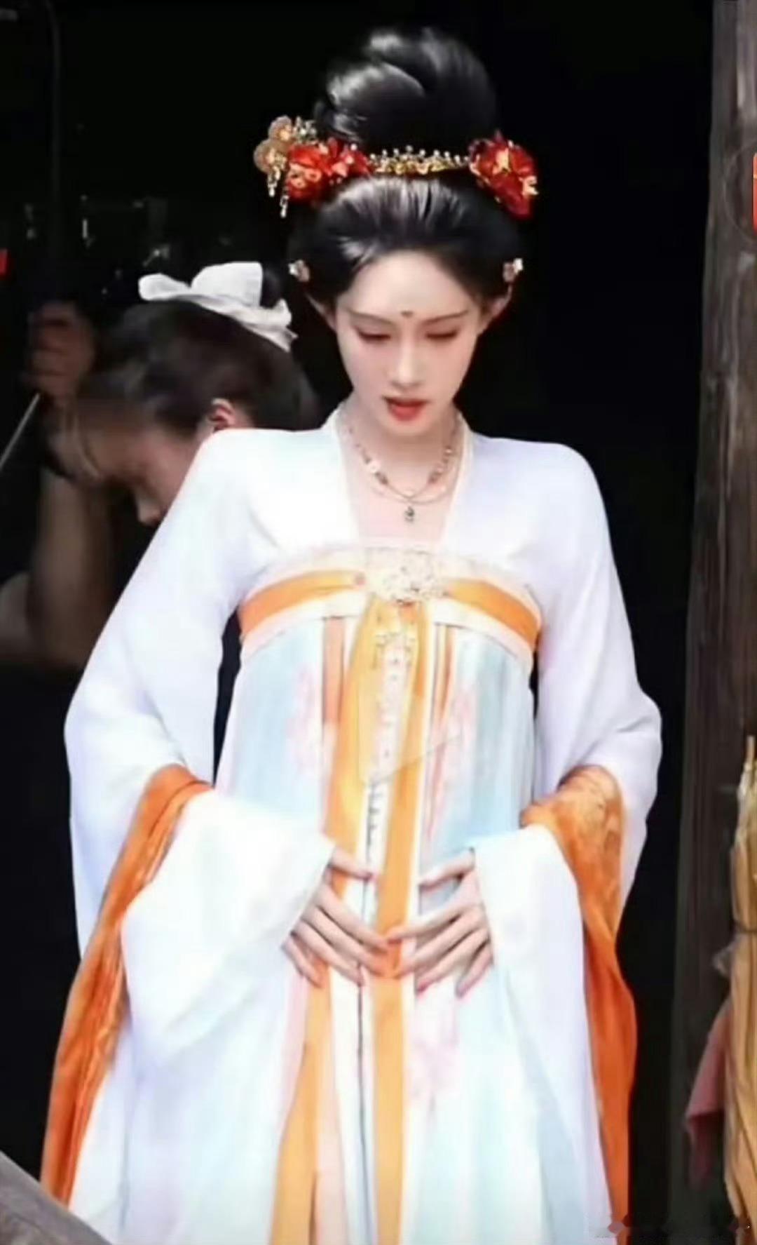难评，孟子义以前的古装剧都没有这么夸张的垫肩吧​​​