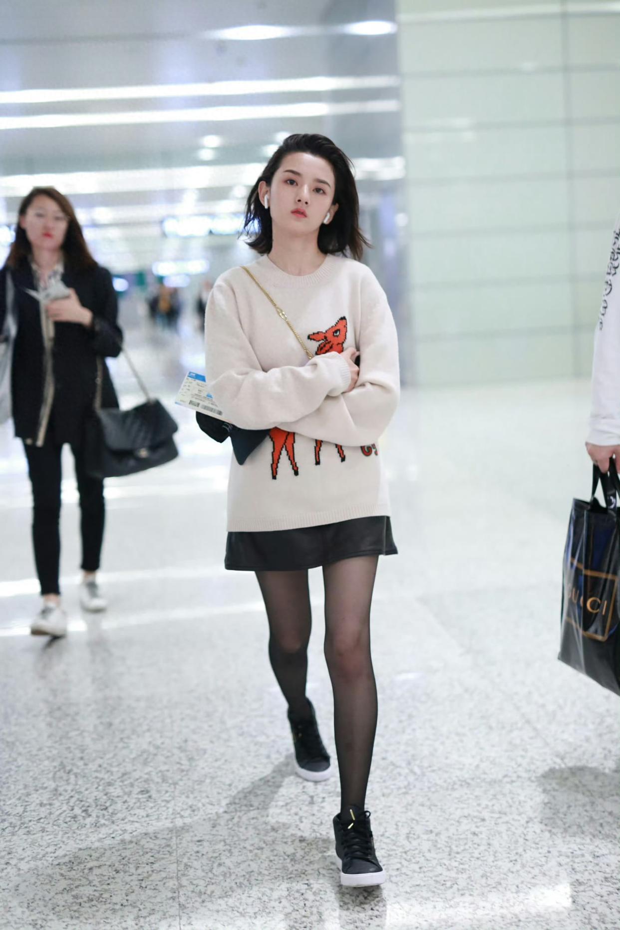 宋祖儿的机场路透造型，齐肩短发，清爽少女感满满
