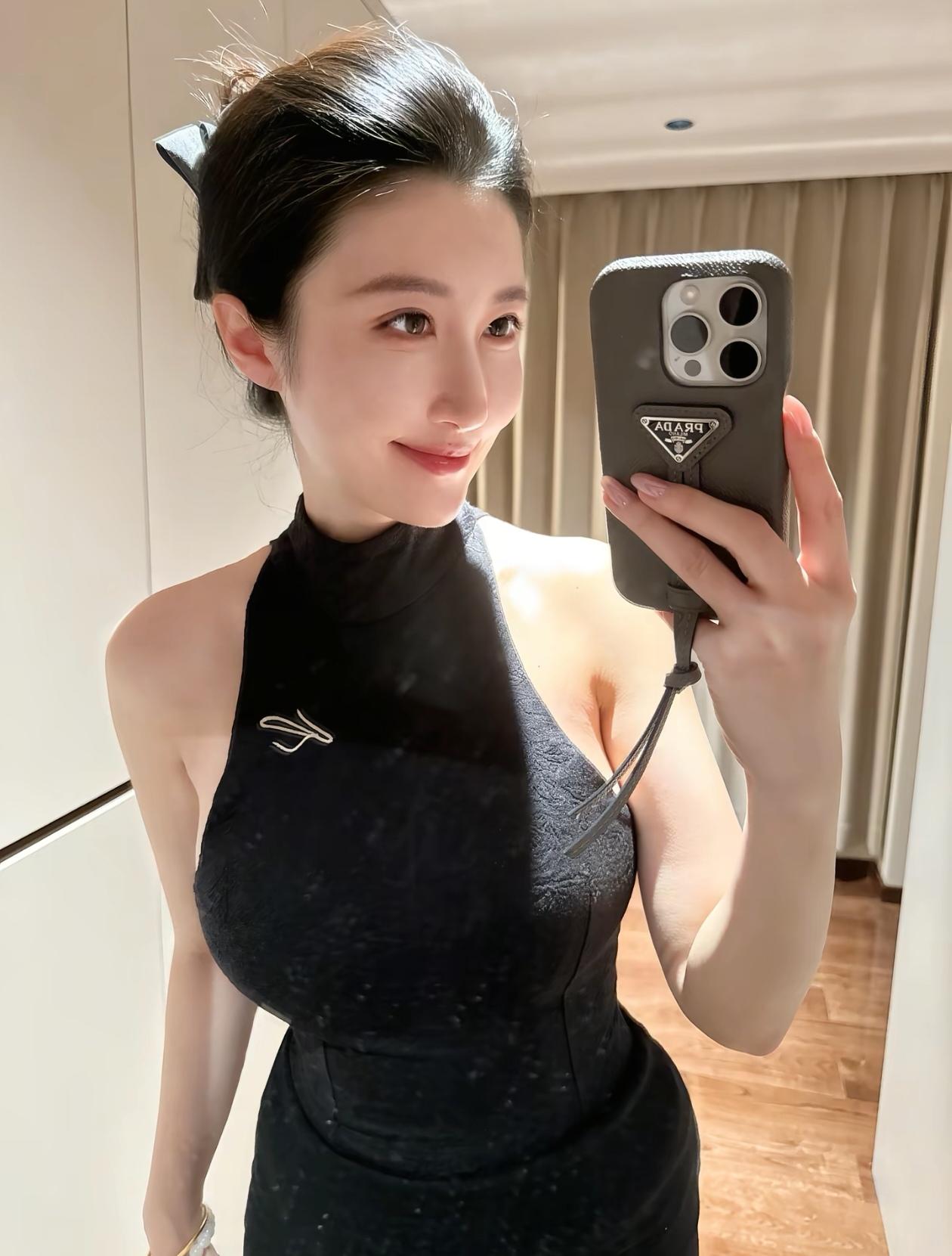 优雅黑裙自拍，尽显迷人气质！💃🏻✨