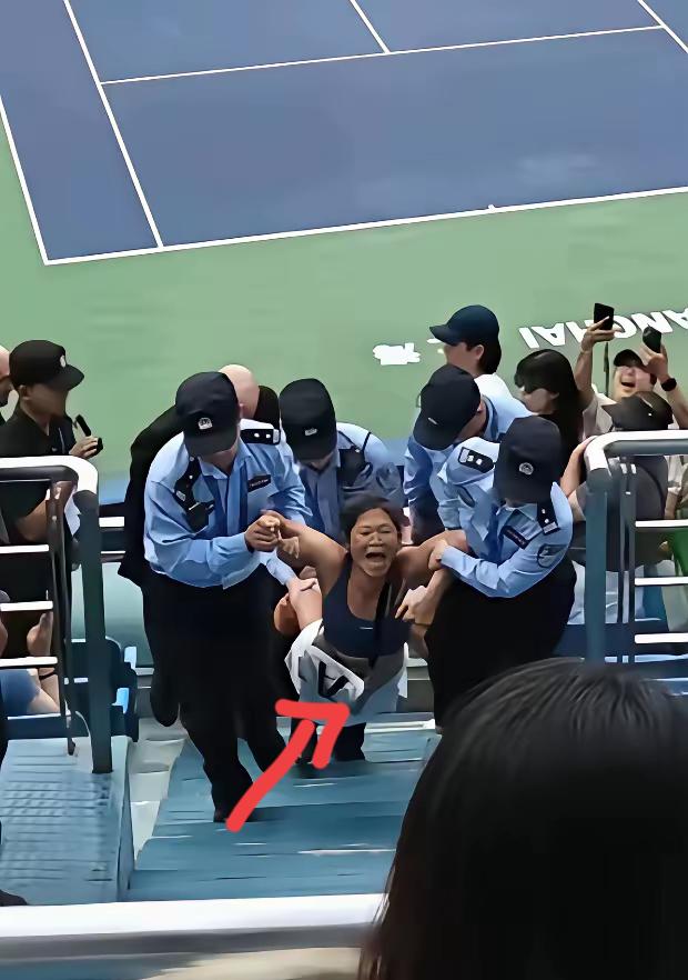 华裔女子一夜扬名全世界。上海网球大师赛一谢姓华裔女子现场多次发出刺耳尖叫。工作人