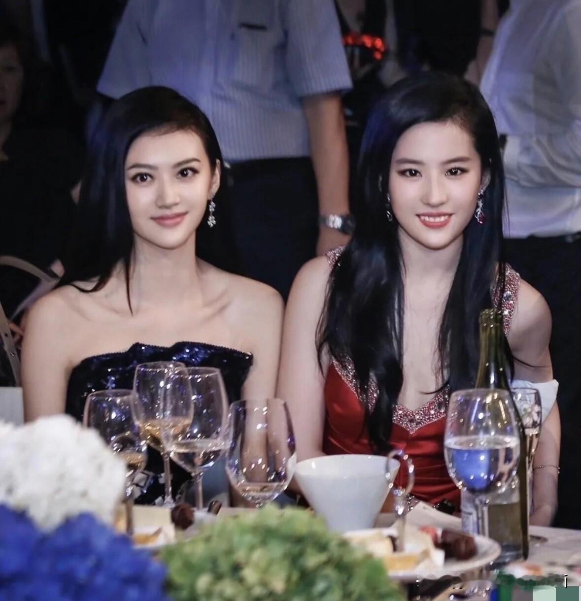 演员景甜太美了，这身深蓝抹胸礼服裙打扮尽显完美的身材，皮肤白的发光，看起来比刘亦