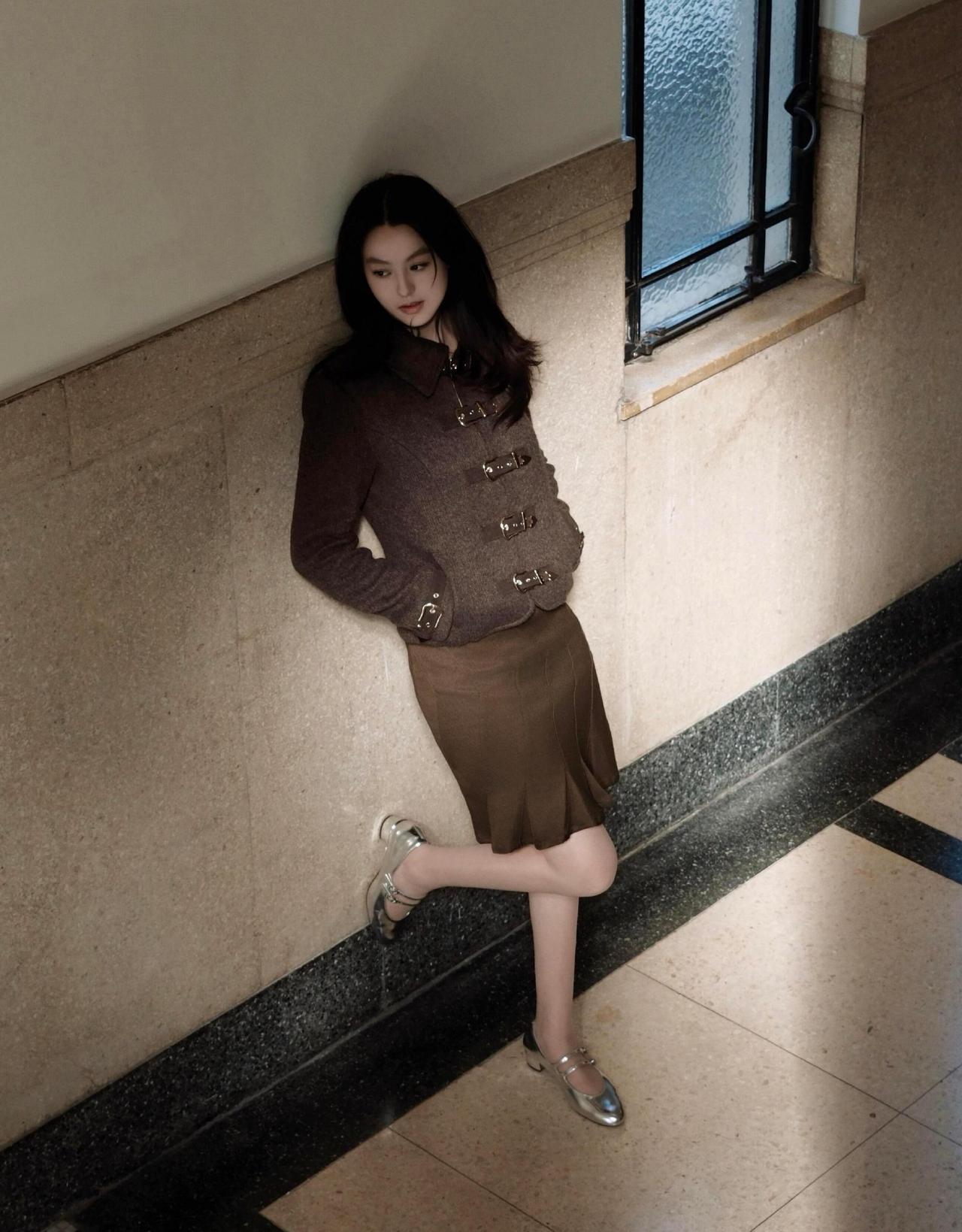 这套是复古优雅贵气风，核心是棕调同色系套装：牛角扣大衣自带复古质感，金属扣装饰增