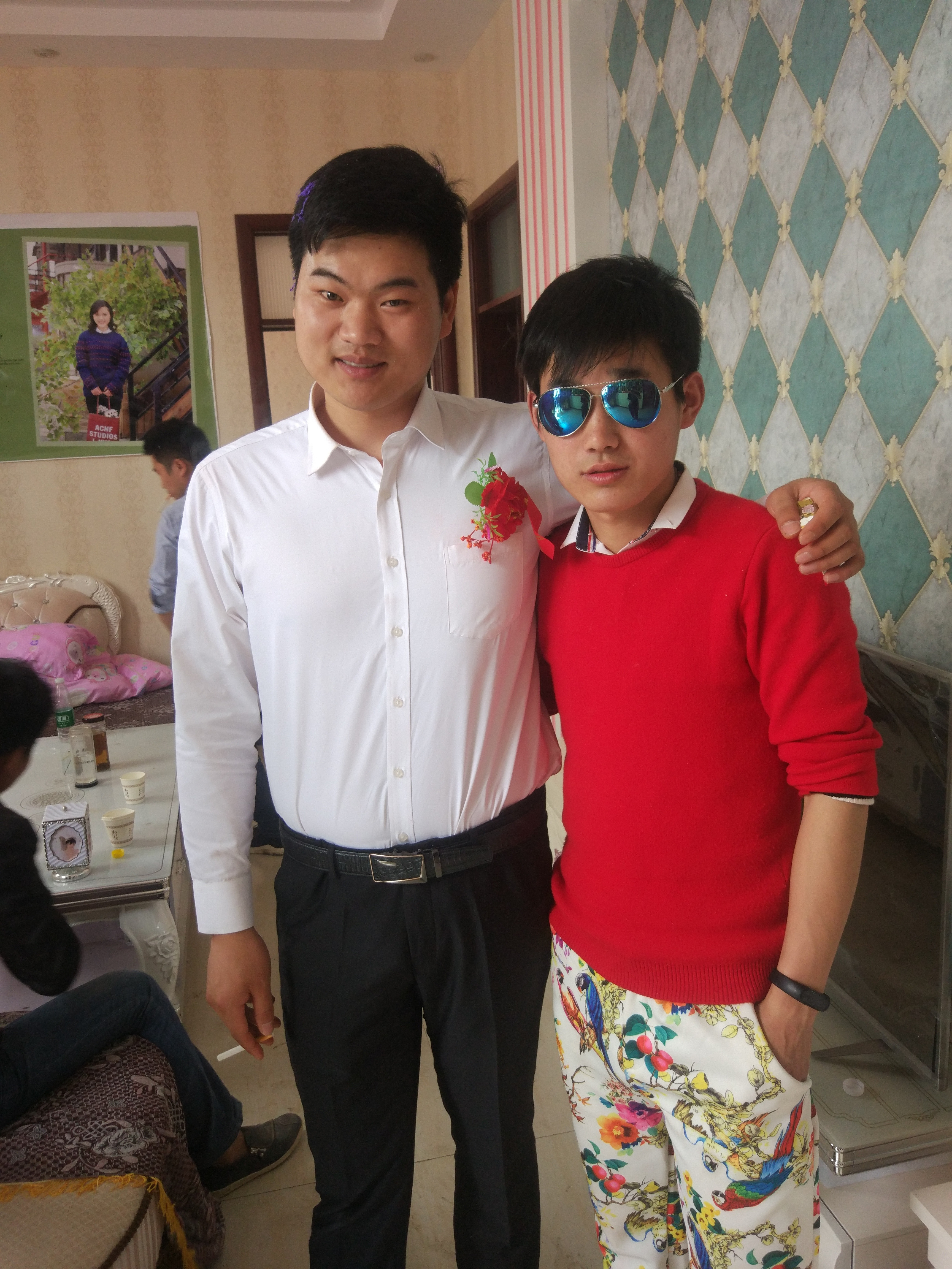 用现在的眼光，去看年轻的自己，非常不理解，为什么那么爱穿五颜六色的衣服，到底咋想