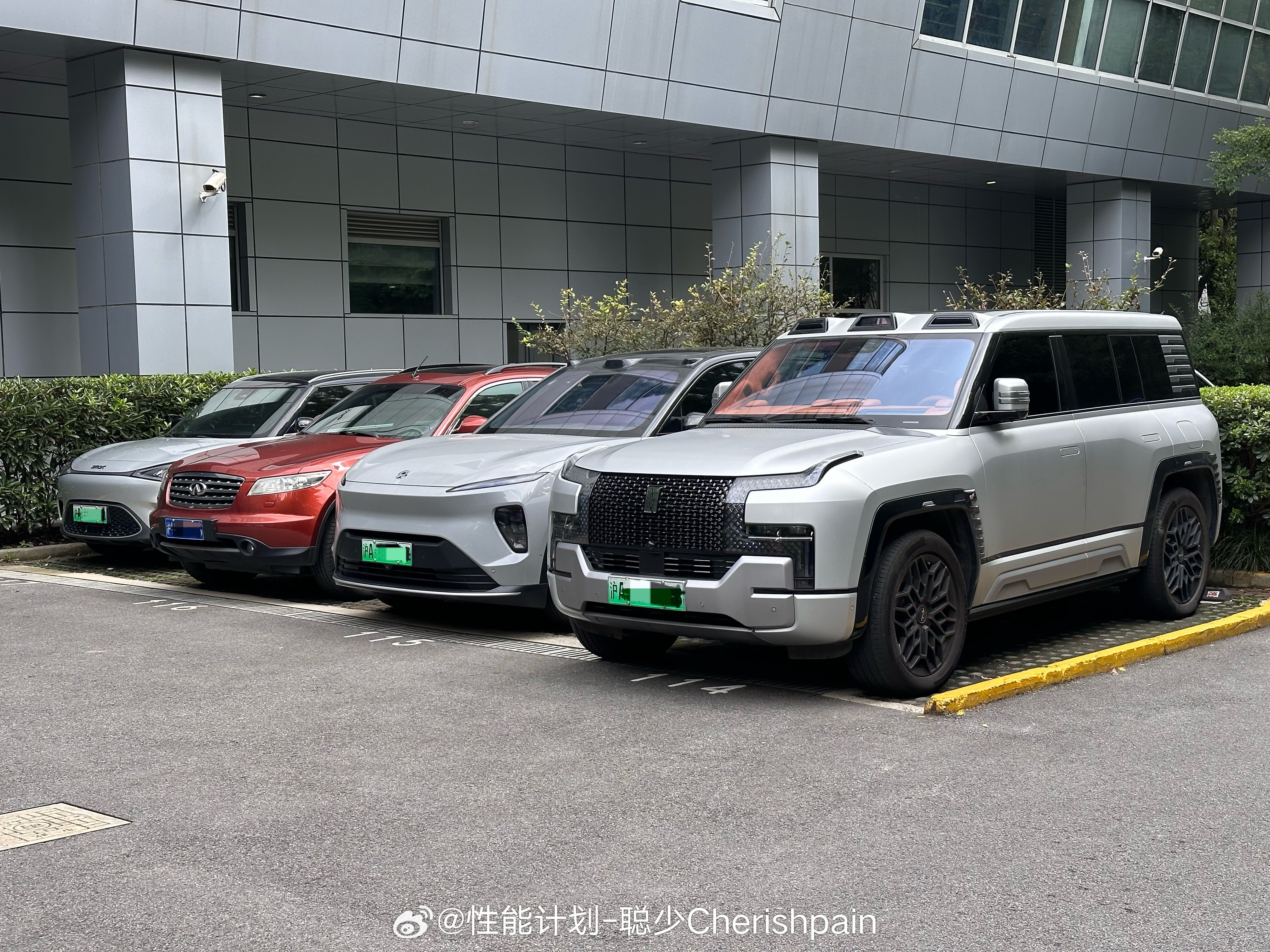 公司楼下四台车，从左往右像极了创业者的四个阶段：1.家里支持阶段2.彰显个性锋芒