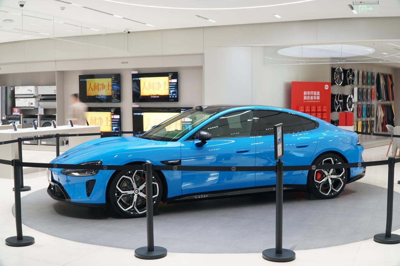 我们拍到的新小米SU7是Max版本：1、