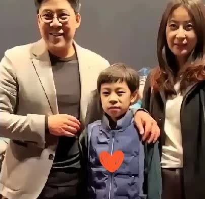 送儿子去英国，霍启刚被骂了网友：爱国人设崩了？霍中曦今年12岁，