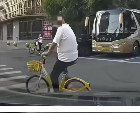 “没人治你，00后治你！”19岁男司机被刑拘“真正想杀人的，总会高举着正义大旗