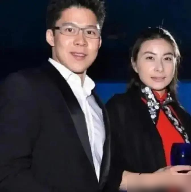 郭晶晶第一次见婆婆，没带礼物，开口就要装跳水板。不是给自己装，是给山区孩子。还说自己掏钱。朱玲玲当时