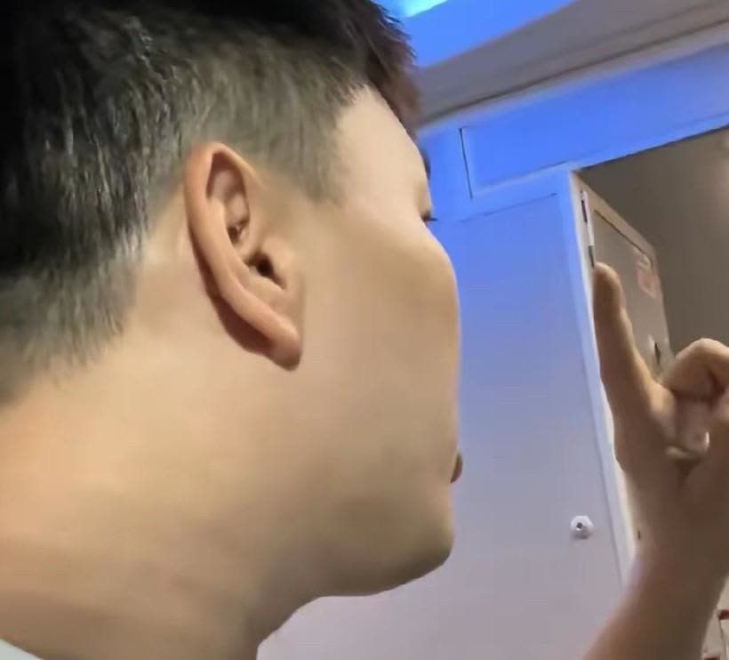 我有种预感，航空公司的监控屏要闪红点了。男子坐完乌鲁木齐到上海的