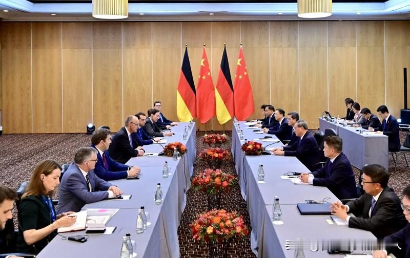 英国带五十人，韩国带一百人，到了德国总理这里，北京大笔一挥，登机牌直接腰斩到三十