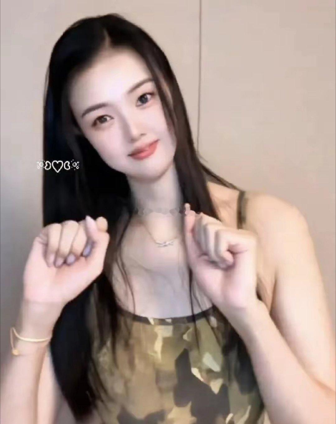 张常宁穿吊带裙跳手势舞，长发披肩美爆了，吴冠希好有福气​​​