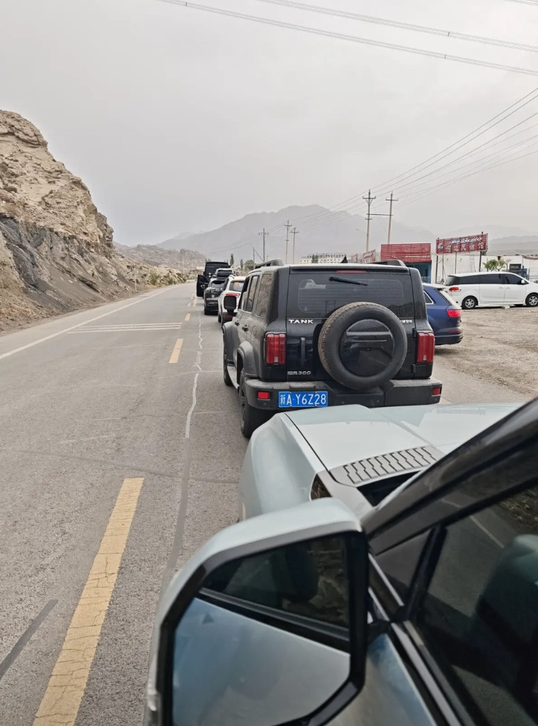 仿佛全国人民都跑来走“独库公路”了，我早晨8点从北山村出发，结果已经排到5公里之