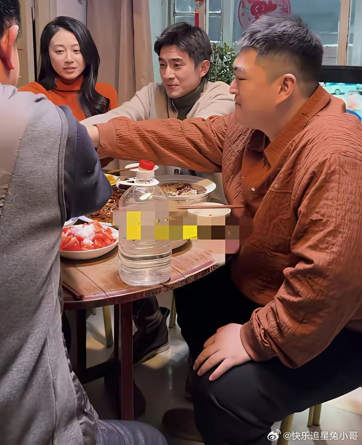 本山大叔的公子牛牛与林更新等人聚餐时的一幕，没想到他们也是和朋友。