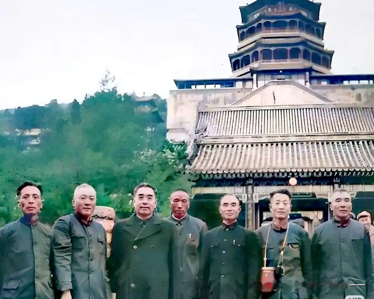 总理带着黄埔军校的学生及功德林学员游颐和园！1. 郑庭笈：原国民党第49军军