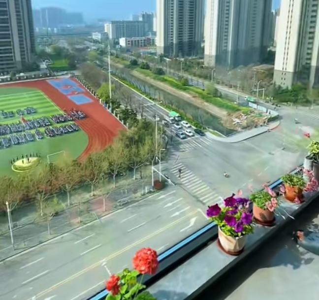 今年和前夫离婚半年了，离婚的时候，我身无分文，连个住的地方都没有，只能租住在城中