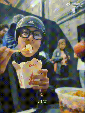 王鹤棣落地美国先炫川菜刚到美国第一件事就是炫川菜，王鹤棣的乐山胃真的焊死了王鹤