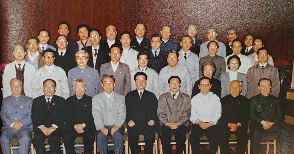 1990年4月18日，李鹏专程前来上海，宣布加快浦东地区的开发，开发浦东新区。这