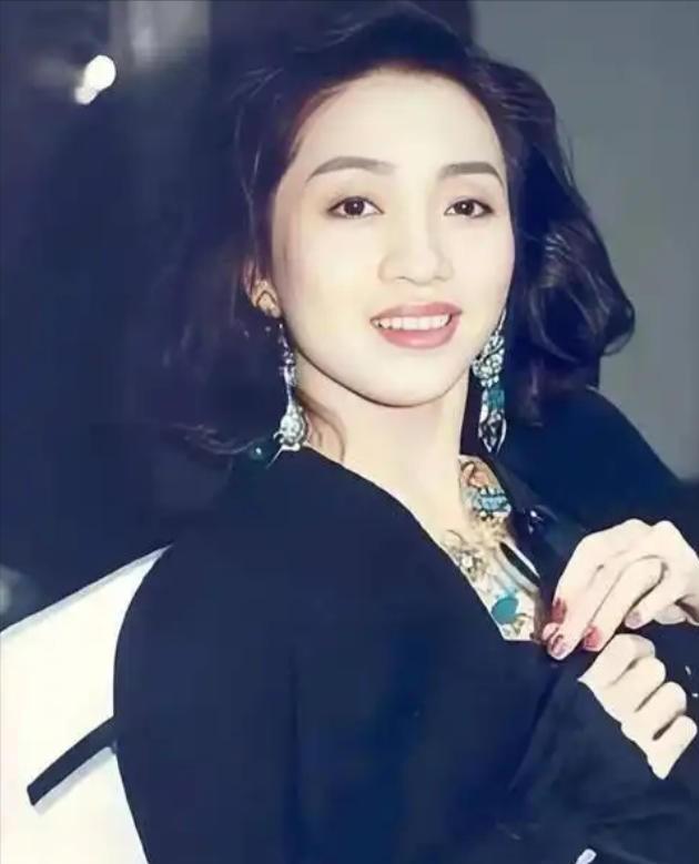 梅艳芳去世后，在医院欠下了85万的费用，张学友二话没说把钱给垫上了。反之妻子罗美