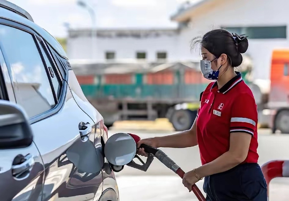 油价上涨，最难过人的出现了不是加油站员工，不是排队加油的车主，而是卖油车的4s