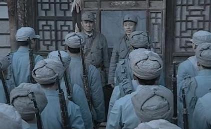 1944年，陕甘宁边区后勤部堆满了灰布军装，整整3万套，但这些衣服一件都发不出去