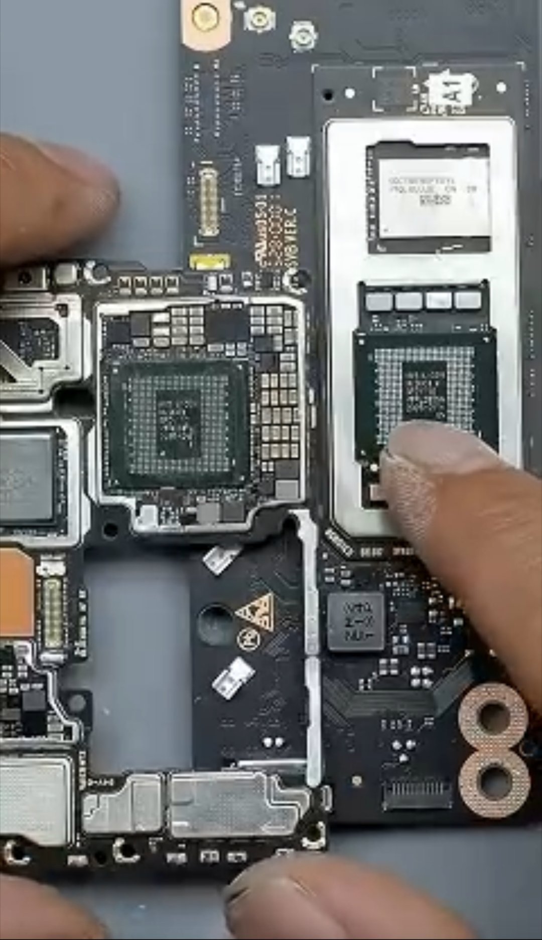 杨长顺全网首拆华为MateTV拆机博主杨长顺直播首拆华为MateTV，证实其搭载