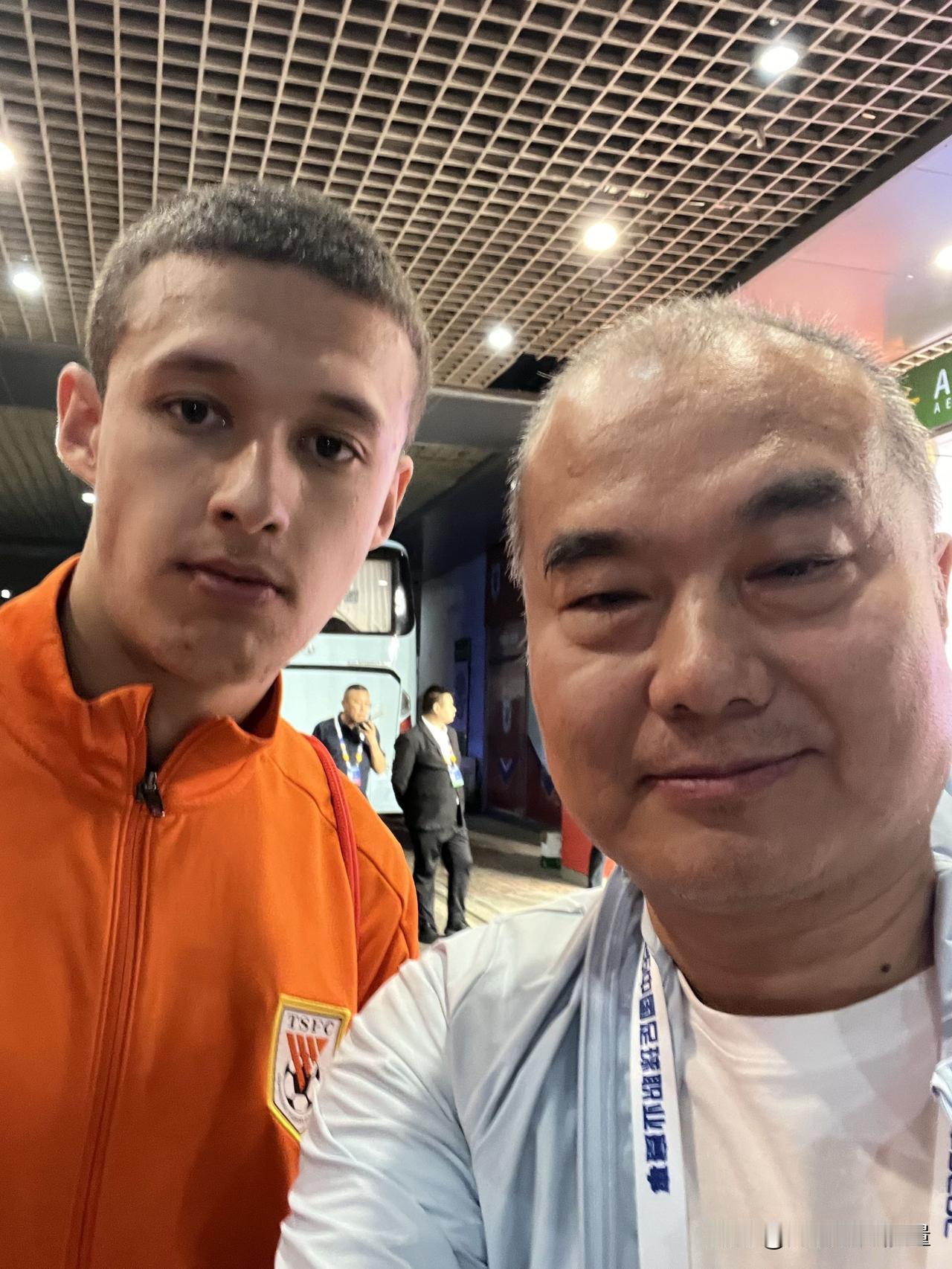 足球比赛要举重若轻啊，除了胜与负之外，情绪价值的输出恐怕也非常重要。在这一点上