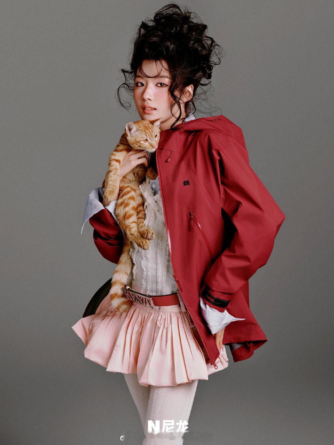 卢昱晓最新时尚大片（1-6）她也是属于走氛围感路线好看的艺人，时尚表现力一般，但