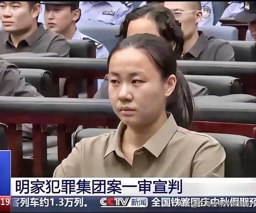 29岁留学生掌管诈骗园区，害14条命后终于怕了法庭上的明珍珍缩成