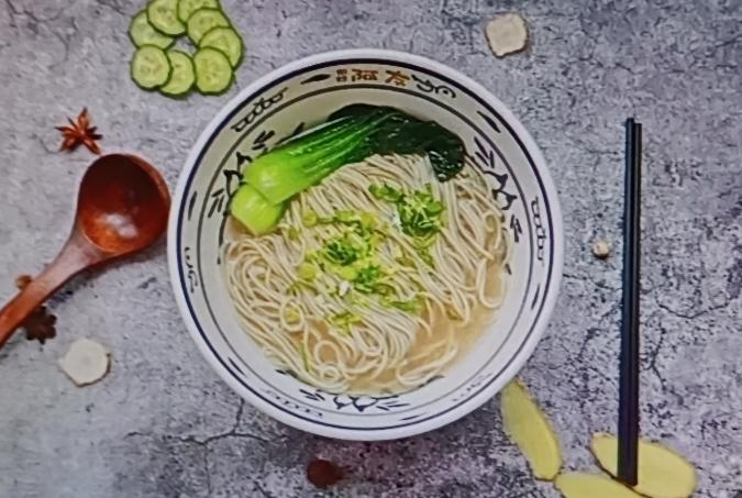 最近有研究结果挺扎心的。我国研究人员调查了1.6万名65岁及以上老人，随访7.3