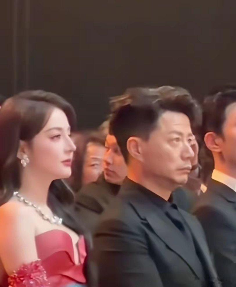 迪丽热巴业务演技好不好我不评价！但我敢肯定一件事，那就是待人谦逊有礼的细节，最