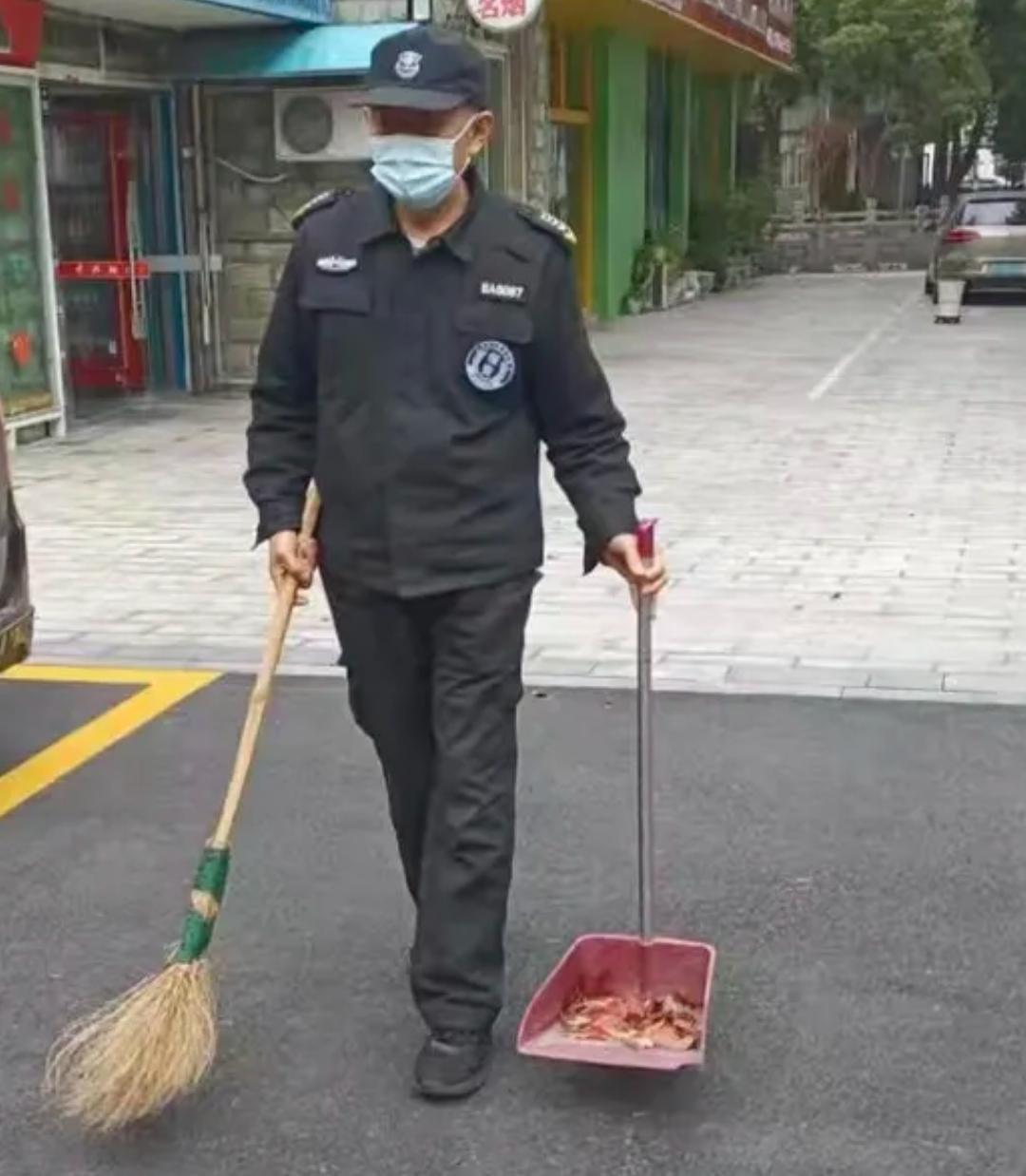 很多人总是在评论区抬杠，说当保安只要看好大门，管理好出入人员，做好登记就行。说当