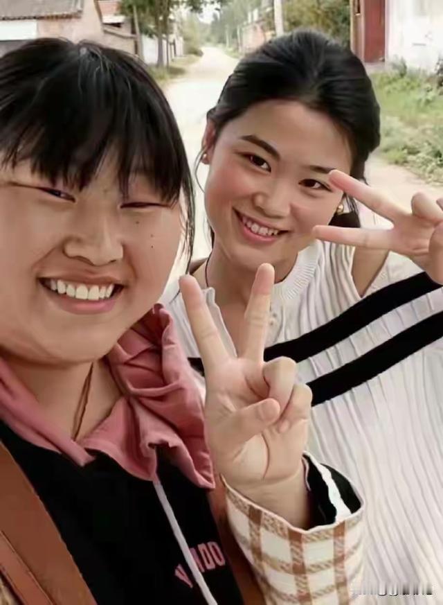 朱之文一家四口人都是小眼睛，朱小伟娶了陈萌后，陈萌的大眼睛基因还是强大的，她打败