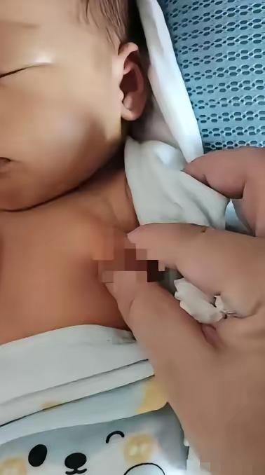 “好心办坏事！”河南郑州，一家人把刚满6天的宝宝抱到窗边晒光，奶奶伸手去按宝宝胸