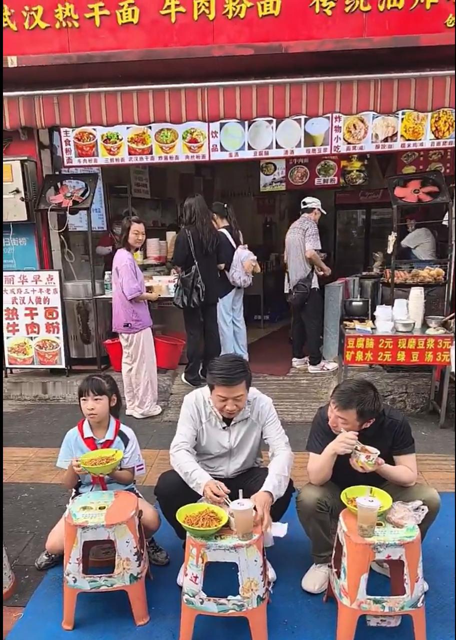 雷总也开始学黄仁勋了，直接蹲在路边吃热干面，这得为小米省下多少广告费？[笑哭