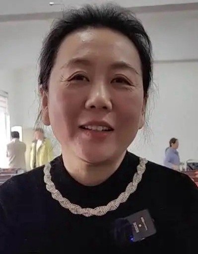 航天员张洪章回来了，他出舱的时候万众瞩目，他的姐姐无比激动地告诉记者：我看他就感