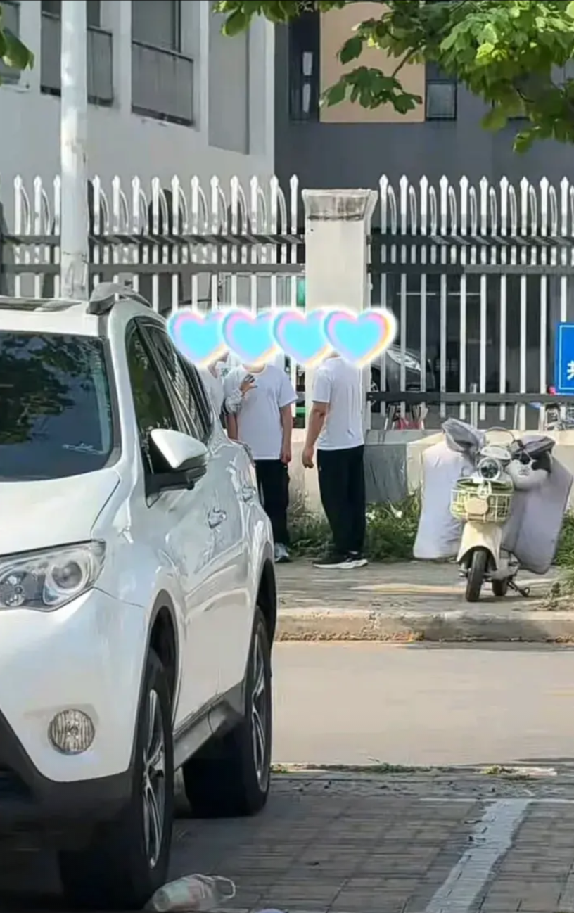 河北邯郸，中考第一天，一考生拒绝进考场参加考试，父母心急如焚，努力的劝说，做思想