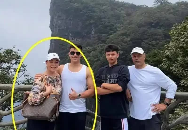 还认得这个女演员吗？嫁给外国人，有两个混血儿子。当年巩俐和她争角色。巩俐占了